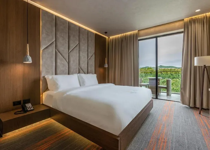 Hotel Pinea & Golem (Tirana)